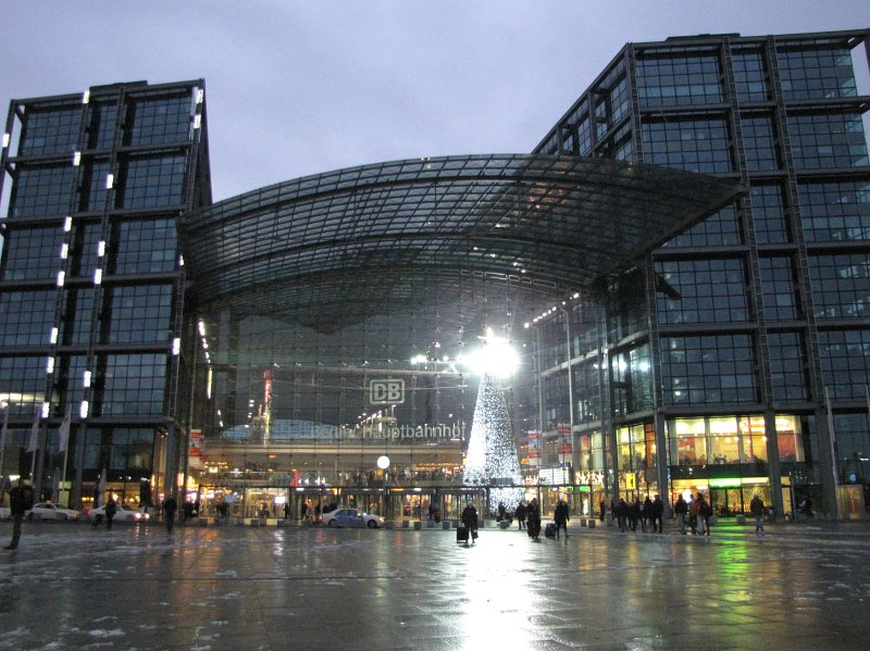 berlijn hoofdstation.jpg - Half december gaan we met de trein een lang weekend naar Berlijn. We zijn er een aantal jaren geleden ook al eens geweest, maar toen in de zomer. Nu gaan we eens kijken naar Berlijn in kerstsfeer.